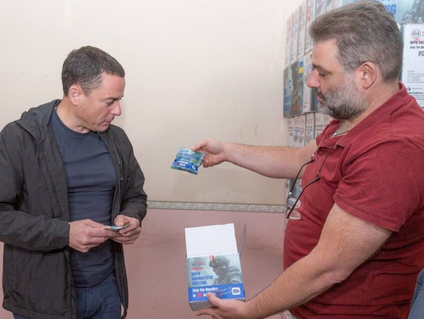 Кам’янське передасть кровоспинні препарати для військових, які отримало від малайзійської компанії