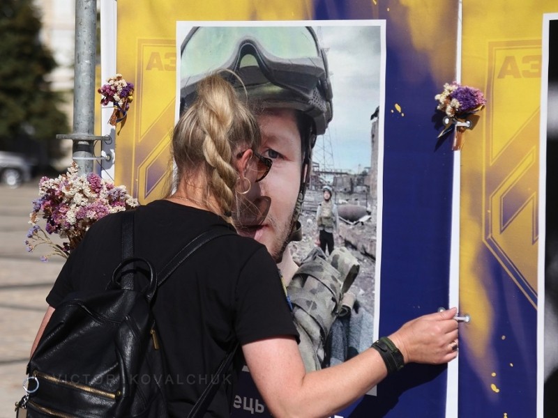 Сьогодні в Україні хвилиною мовчання всією країною вшанують пам’ять загиблих захисників та захисниць
