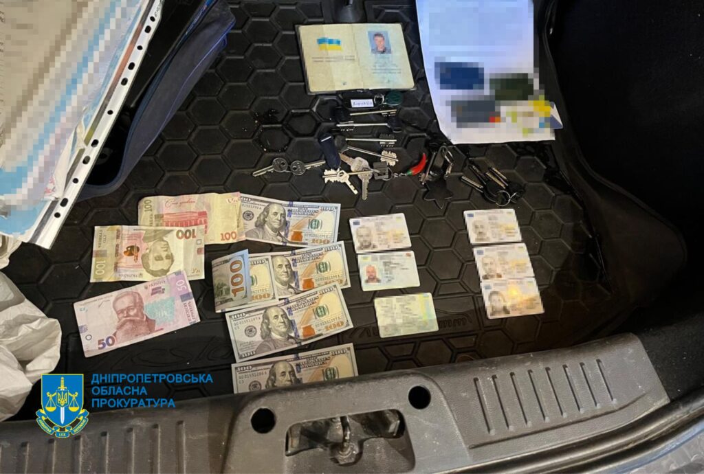 Ув'язнювали та вибивали згоду на передачу квартир: на Дніпропетровщині злочинці відбирали квартири в одиноких людей - ФОТО