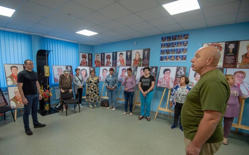 В Кам'янському сьогодні відкрили оновлену фотовиставку, присвячену загиблим героям та їх матерям - ФОТО
