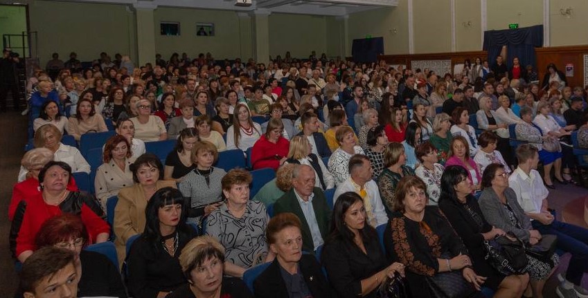 В Кам’янському з професійним святом вітали освітян