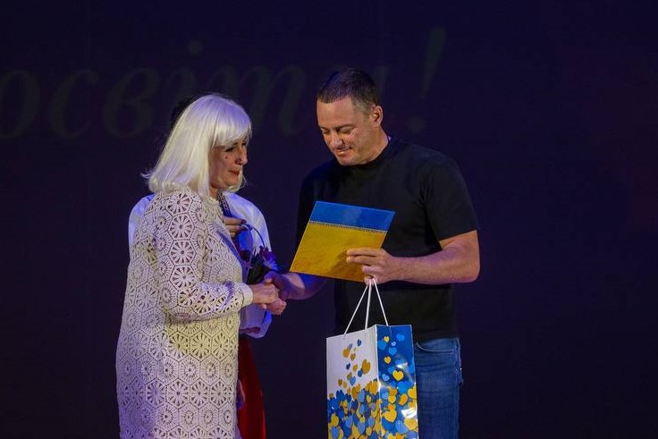 В Кам'янському з професійним святом вітали освітян - ФОТО