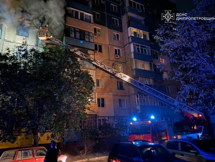 В Кам’янському вночі горіла квартира на Лівобережжі, рятувальники виявили тіло людини
