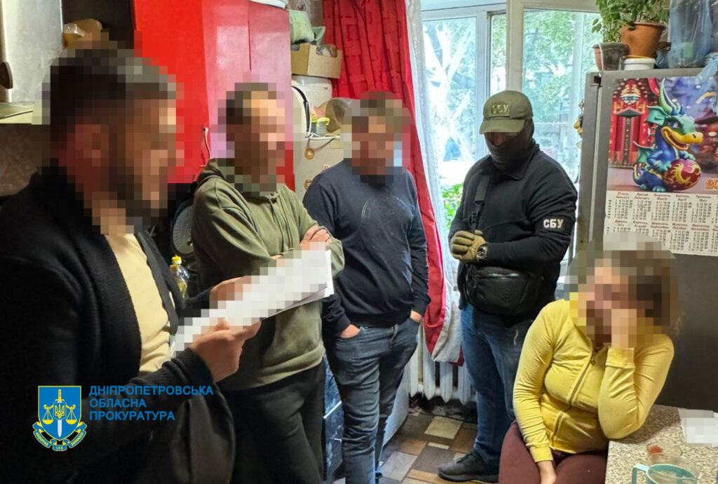 У Дніпрі затримали подружжя, яке на користь окупантів шпигувало за ППО та підпалювало обʼєкти Укрзалізниці - ФОТО