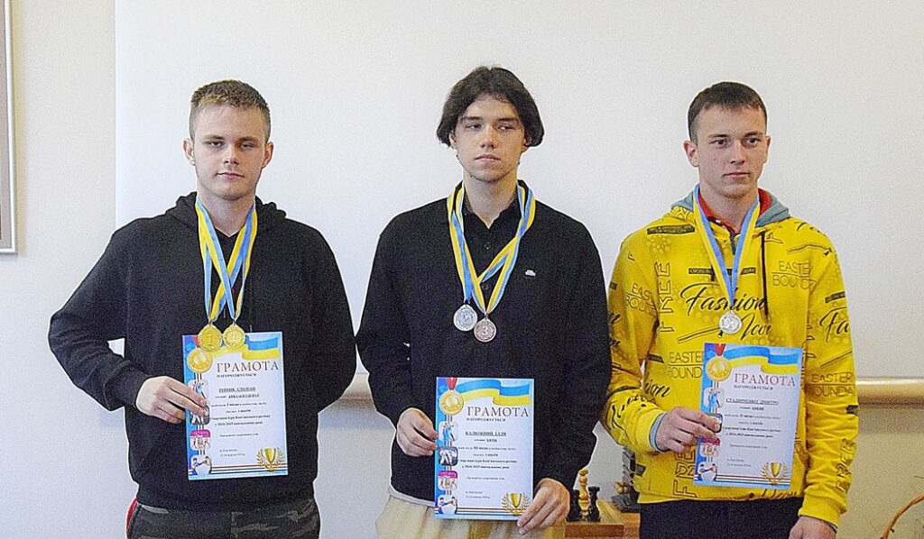 Команда шахістів Кам`янського коледжу інженерії та педагогіки стала першою в турнірі міжвишівської спартакіади - ФОТО