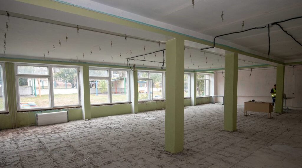 В школах Кам'янського тривають ремонти приміщень та укриттів - ФОТО