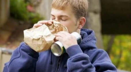 Послідовники любителів клею «Момент»: що таке хаффінг або хромінг й чому на це «підсіли» підлітки по всьому світу