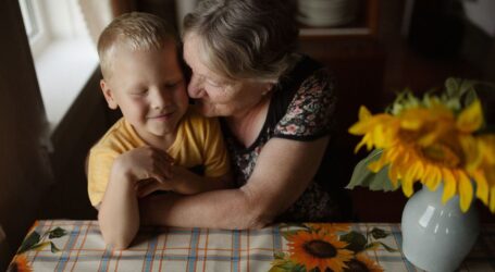  «Батько у війську, а бабуся плете маскувальні сітки та вчить онука керувати скутером»
