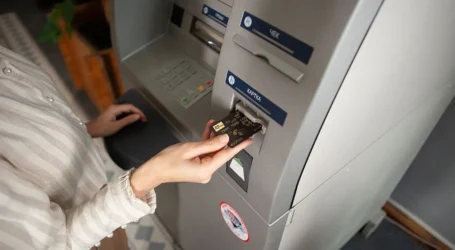 Що таке скімінг та навіщо уважно оглядати банкомат перед використанням