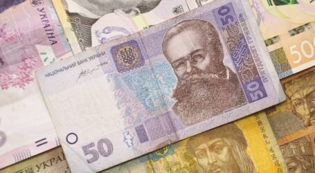 З 1 листопада в Україні з обігу поступово вилучатимуть старі “п’ятдесятки” та “двохсотки”