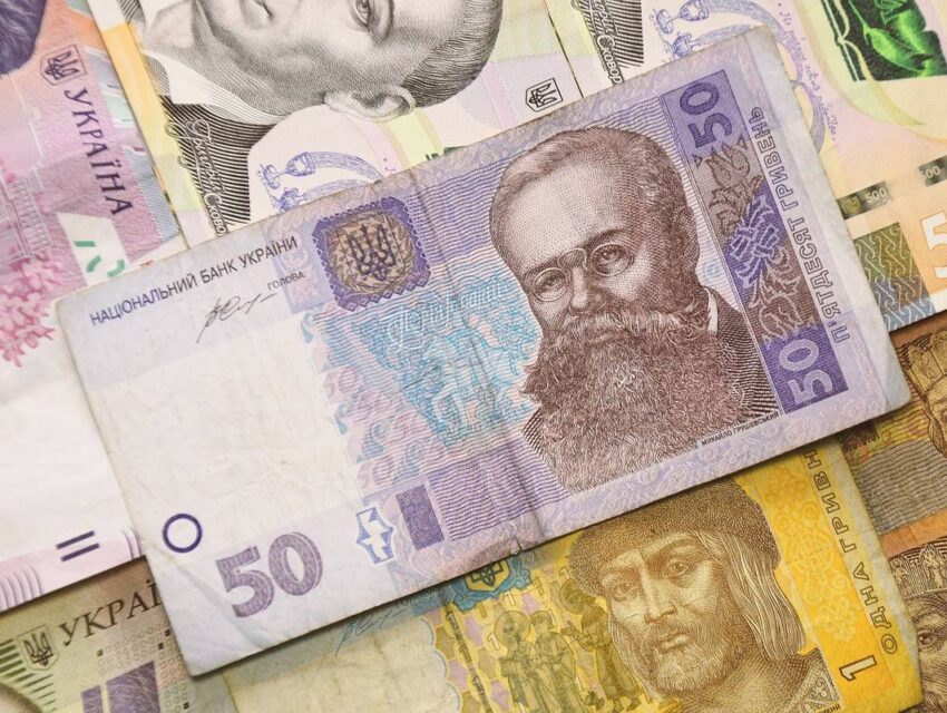 З 1 листопада в Україні з обігу поступово вилучатимуть старі “п’ятдесятки” та “двохсотки”