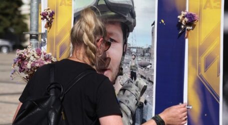 Сьогодні в Україні хвилиною мовчання всією країною вшанують пам’ять загиблих захисників та захисниць