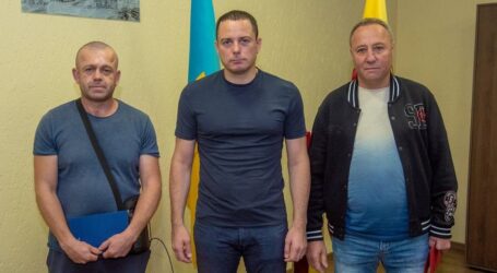 В Кам’янському ключі від квартир вручили родині учасника війни та сім’ї переселенців з Луганщини