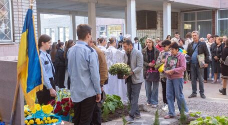 У Кам’янському в ліцеї №30 відкрили пам’ятний знак на честь загиблих у війні випускників школи
