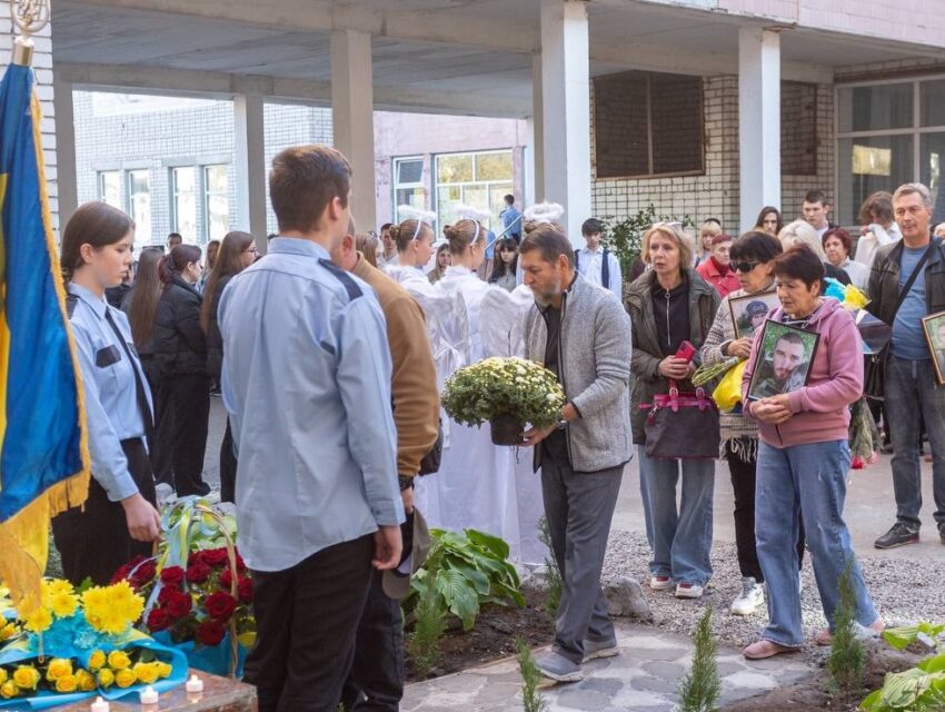 У Кам’янському в ліцеї №30 відкрили пам’ятний знак на честь загиблих у війні випускників школи
