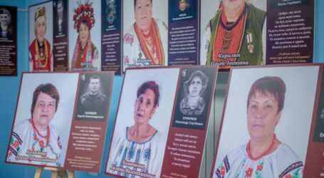 В Кам’янському сьогодні відкрили оновлену фотовиставку, присвячену загиблим героям та їх матерям