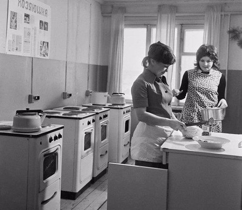 Жіночий гуртожиток: про розквіт коридорного побуту та сестру Чемберлена - ФОТО