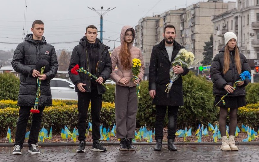 В Кам'янському в День Гідності та Свободи віддали шану загиблим за Україну - ФОТО