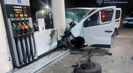 В Кам’янському авто влетіло в опору навісу АЗС, постраждали дві людини