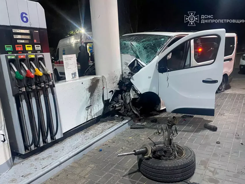 В Кам’янському авто влетіло в опору навісу АЗС, постраждали дві людини