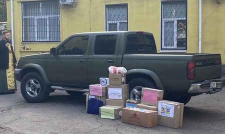 Освітяни Кам'янського передали військовим чергове авто - ФОТО