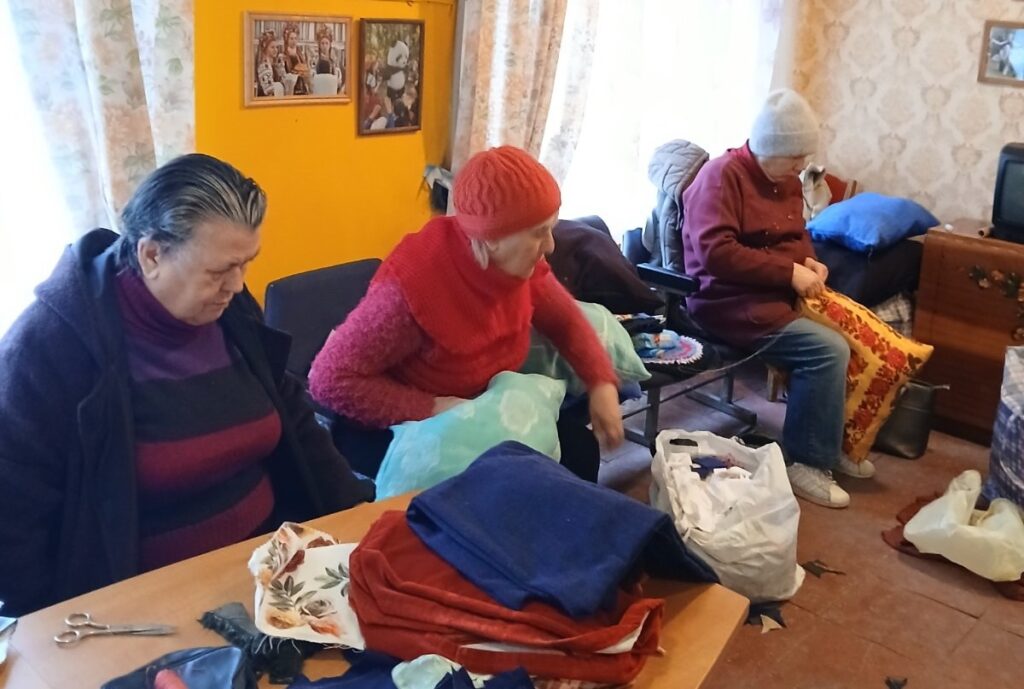 Мед, консерви та килимки для військових: в Кам'янському органи самоорганізації населення продовжують допомагати ЗСУ - ФОТО