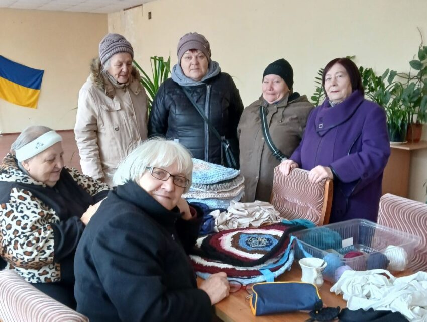Мед, консерви та килимки для військових: в Кам’янському органи самоорганізації населення продовжують допомагати ЗСУ