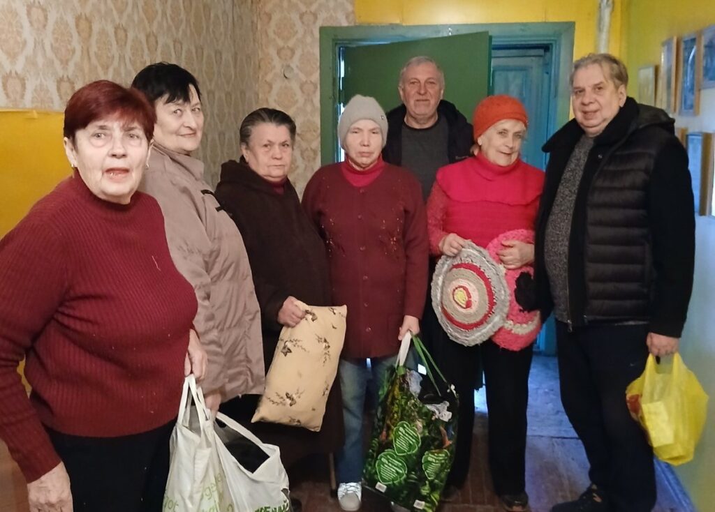 Мед, консерви та килимки для військових: в Кам'янському органи самоорганізації населення продовжують допомагати ЗСУ - ФОТО