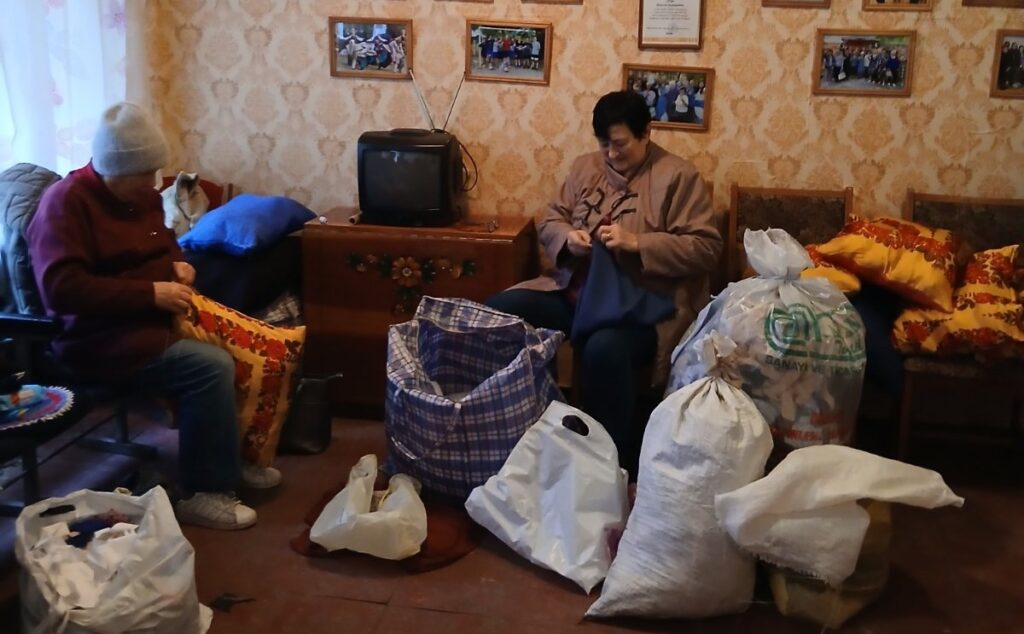 Мед, консерви та килимки для військових: в Кам'янському органи самоорганізації населення продовжують допомагати ЗСУ - ФОТО