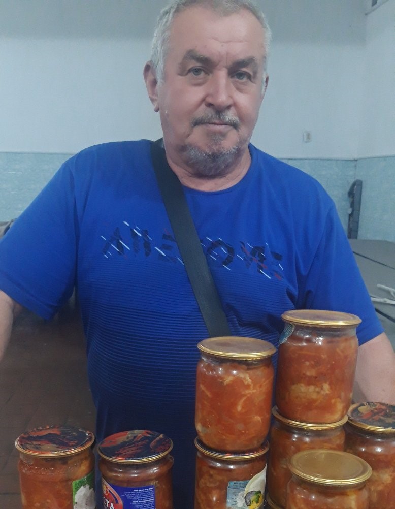 Мед, консерви та килимки для військових: в Кам'янському органи самоорганізації населення продовжують допомагати ЗСУ - ФОТО