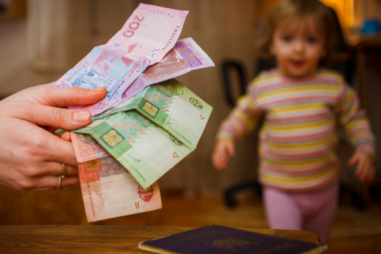 В уряді анонсували виплату грошової допомоги на дітей взимку