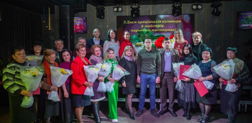 В Кам'янському сьогодні з професійним святом вітали працівників культури та майстрів народного мистецтва - ФОТО