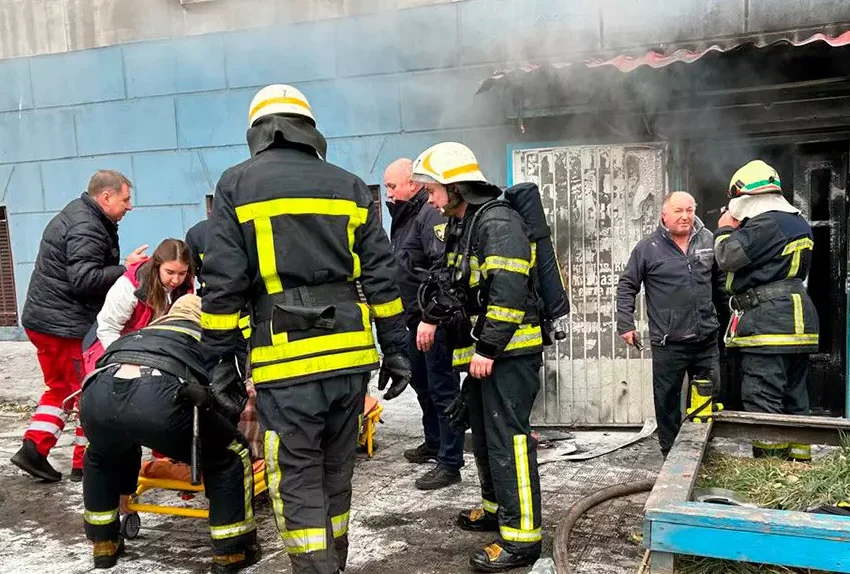 В Кам’янському з автомагазина, де сталась пожежа, врятували 59-річного чоловіка