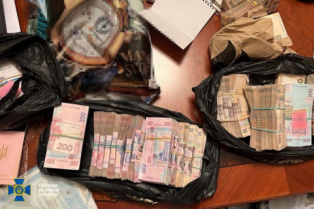 На Дніпропетровщині затримали депутата однієї з місцевих рад, який очолював угруповання рекетирів - ФОТО