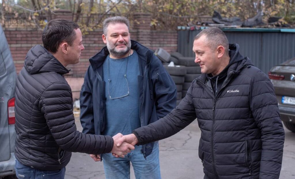 Представники бізнесу в Кам'янському разом з волонтерами безплатно ремонтують авто для військових - ФОТО