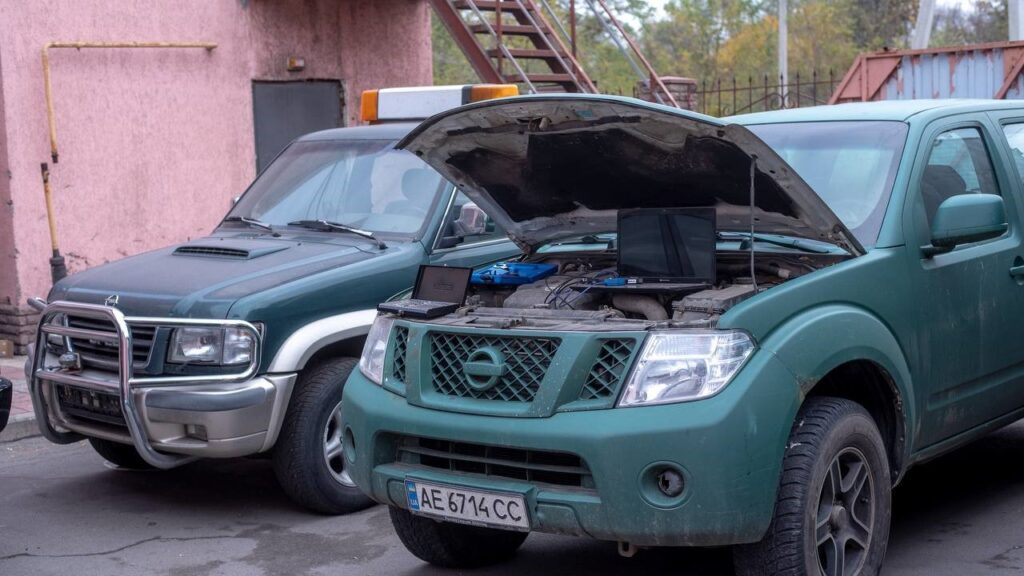 Представники бізнесу в Кам'янському разом з волонтерами безплатно ремонтують авто для військових - ФОТО