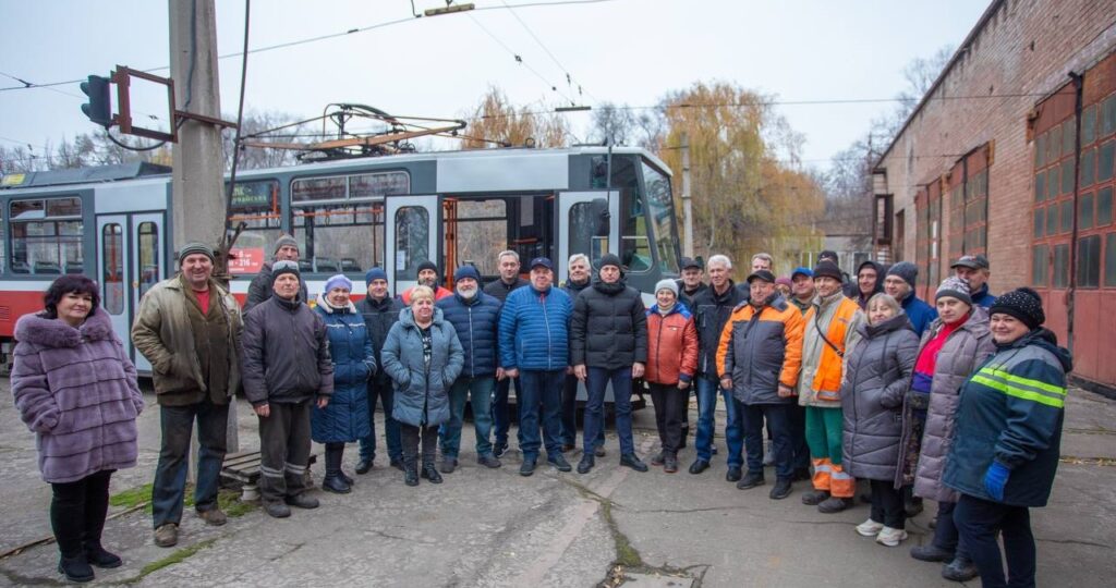 Трамваю Кам'янського 89: працівників підприємства привітали та нагородили - ФОТО