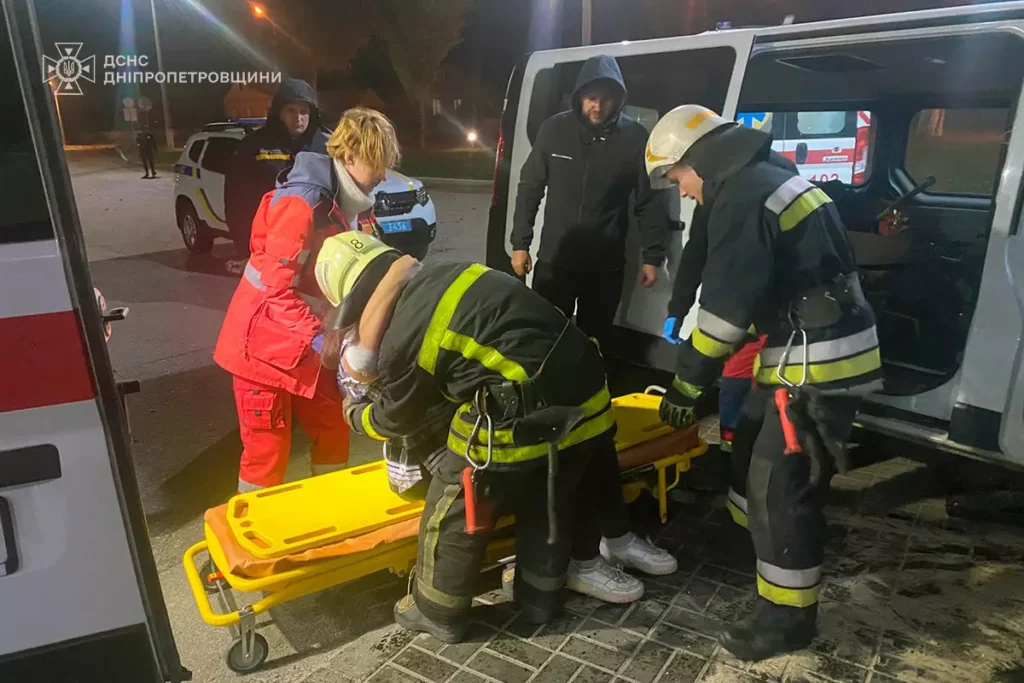 В Кам'янському авто влетіло в опору навісу АЗС, постраждали дві людини - ФОТО