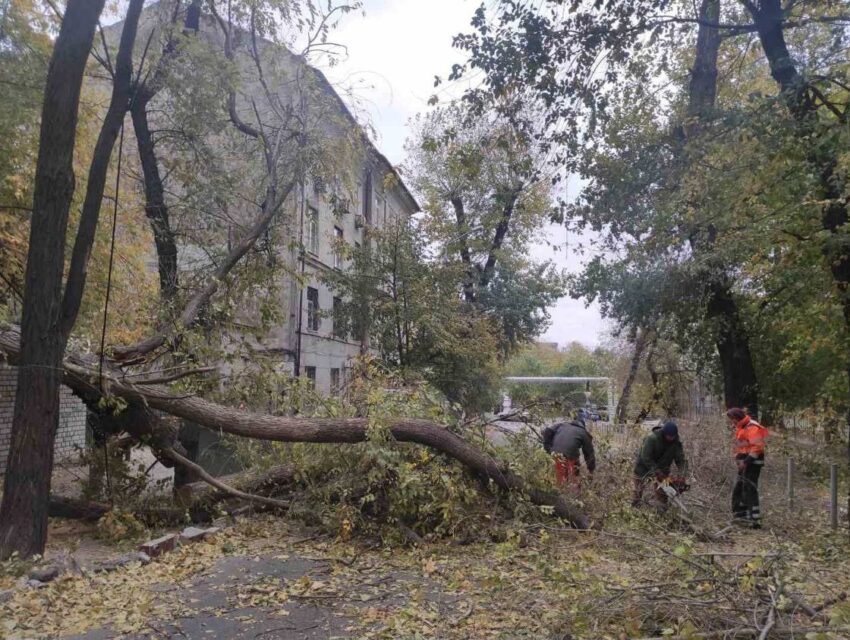 В Кам’янському усувають наслідки негоди