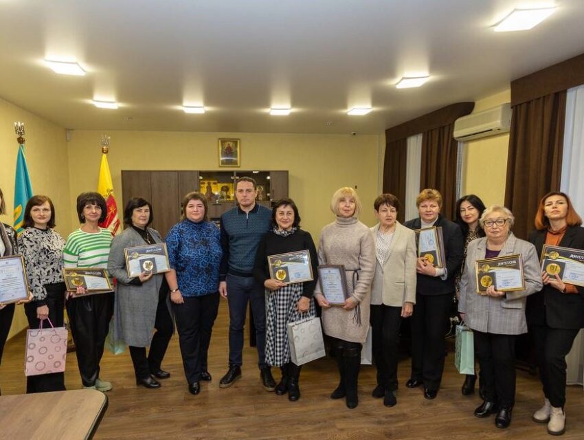Представники навчальних закладів Кам’янського, що здобули нагороди на міжнародній виставці інновацій, отримали нагороди