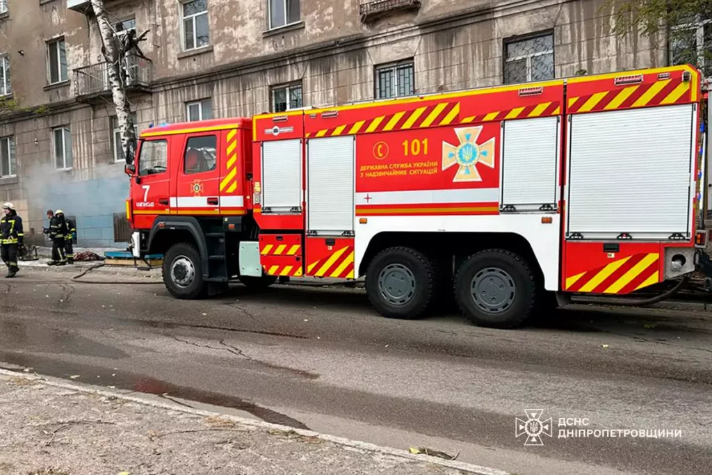 В Кам'янському з автомагазина, де сталась пожежа, врятували 59-річного чоловіка - ФОТО