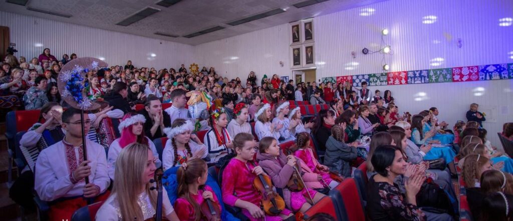 В Кам'янському напередодні різдвяних свят знов лунали колядки та щедрівки - ФОТО