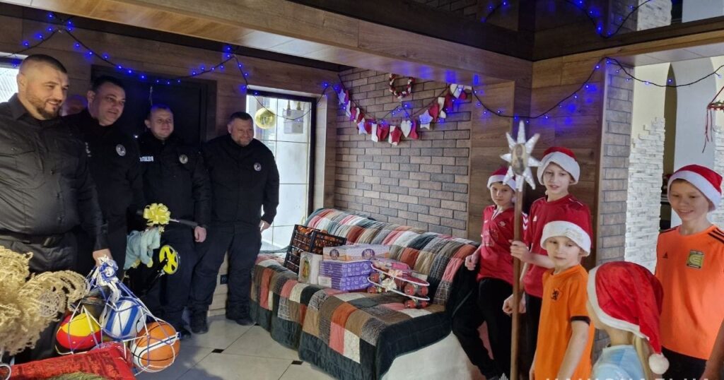 У Кам'янському поліційні привітали з Різдвом Христовим багатодітну родину свого колеги - ФОТО