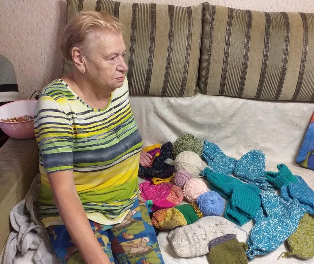 В'язатимуть шкарпетки до самої Перемоги: активні мешканки Кам'янського продовжують допомагати ЗСУ - ФОТО