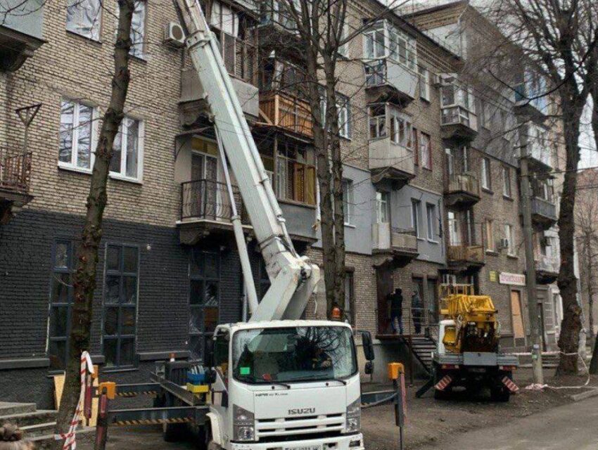 В Кам’янському ліквідовують наслідки падіння ворожого дрону у центрі міста
