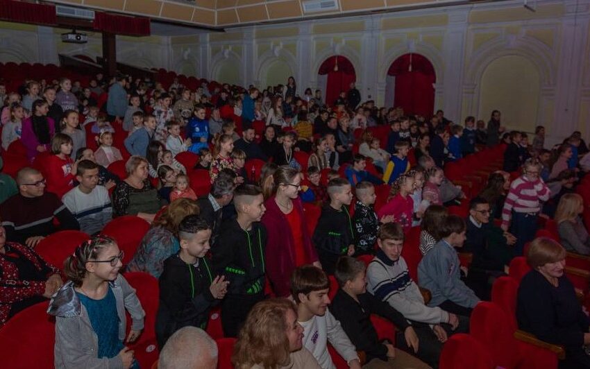 В Кам’янському з новорічними та різдвяними святами привітали дітей-сиріт та малечу, яка виховується у фостерних сім’ях