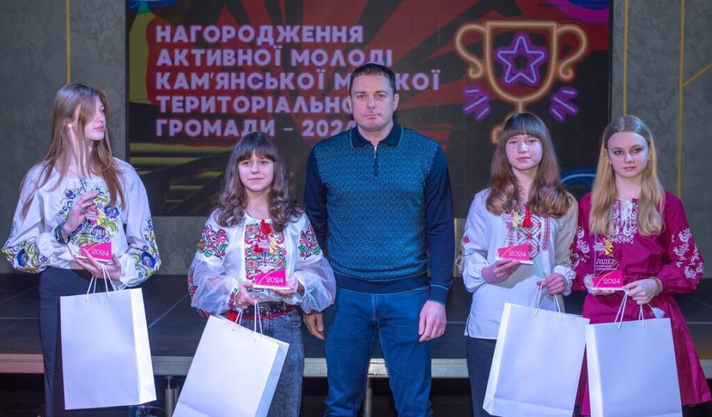 В Кам'янському сьогодні за активний внесок у життя міста нагороджували представників учнівської молоді - ФОТО