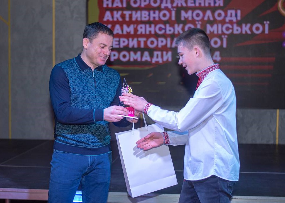 В Кам'янському сьогодні за активний внесок у життя міста нагороджували представників учнівської молоді - ФОТО