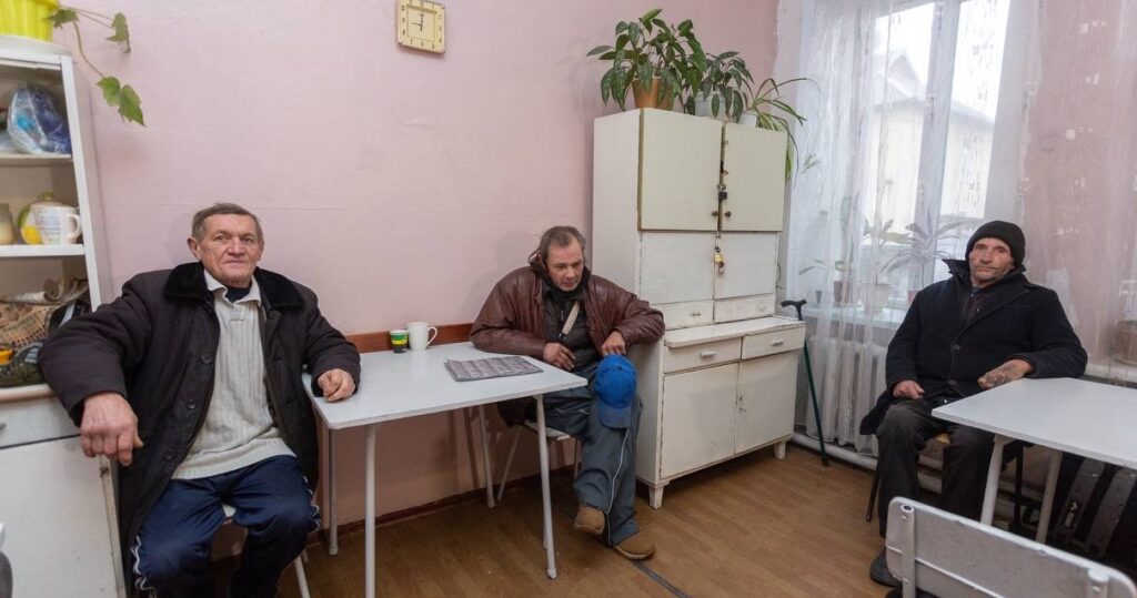 У притулку для бездомних в Кам'янському наразі на обліку перебуває понад 200 людей - ФОТО