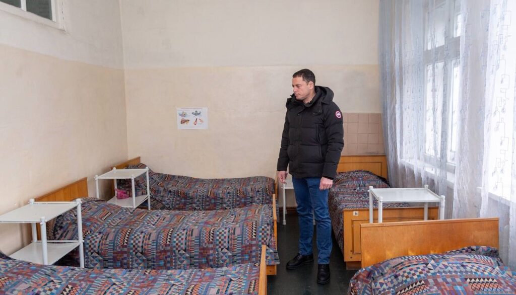 У притулку для бездомних в Кам'янському наразі на обліку перебуває понад 200 людей - ФОТО